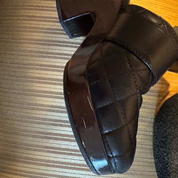 Worn Chanel clogs some scuffs - Picture 7 of 10